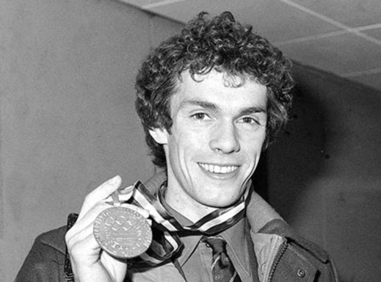 John Curry (patinador artístico), fue campeón olímpico individual en los Juegos Olímpicos de Invierno de 1976. Fue gay y contrajo el virus.