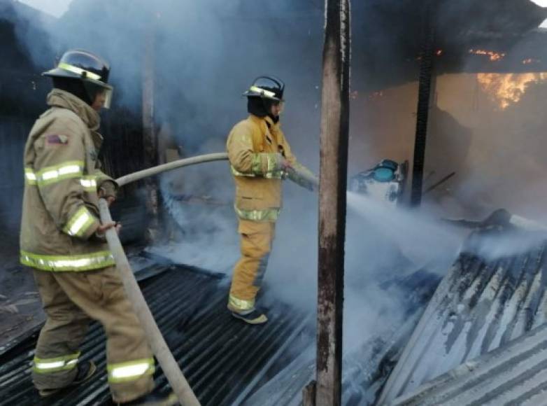 Varios incendios se registraron en diferentes partes del país. En La Lima, Cortés, una pequeña casa se incendió en su totalidad, por lo que las personas que habitaban en ella quedaron en la calle. <br/>En la casa vivían tres adultos.