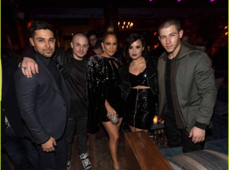 Jennifer López junto a Wilmer Valderrama, Casper Smart, Demi Lovato y Nick Jonas.