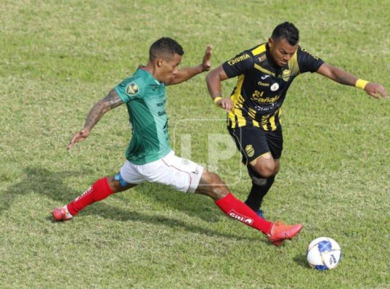 Luis Garrido marcando a Mario Martínez en un lance del partido.