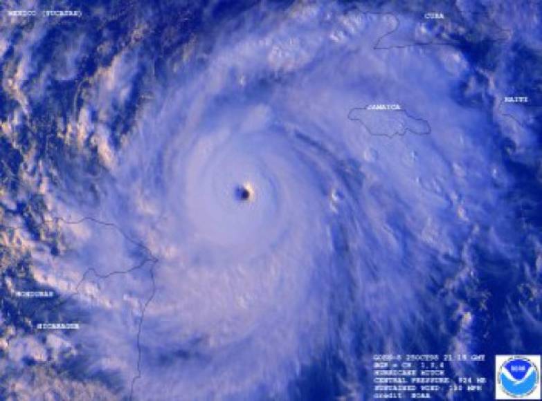 Imágen de satélite del huracán Mitch, tomadas por la NASA a finales de octubre de 1998.