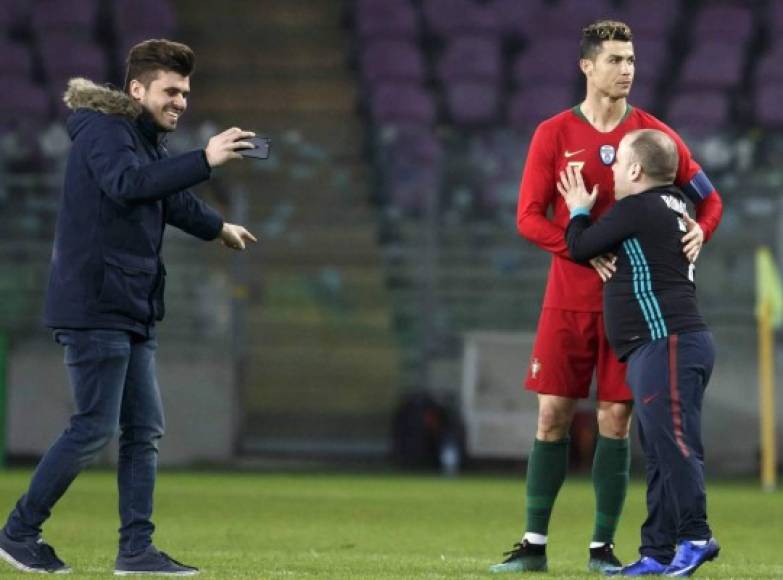 Otro de los aficionados que ingresó al campo le tomó una foto a CR7 con el otro hincha.