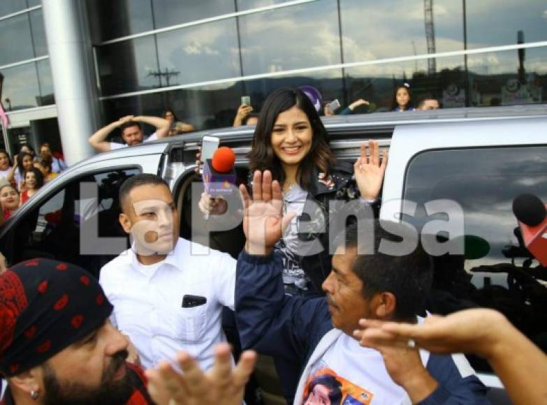 Por medio de sus redes sociales, la hondureña se mostró sorprendida y feliz por el recibimiento.