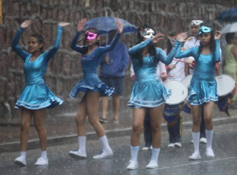 Empapadas de lluvia, algunas capitalinas disfrutan el momento.