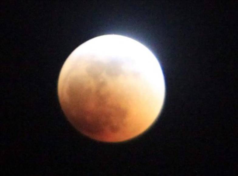 Vista de la luna tomada desde Busan (Corea del SuR) hoy, miércoles 8 de octubre de 2014, durante un eclipse lunar completo.