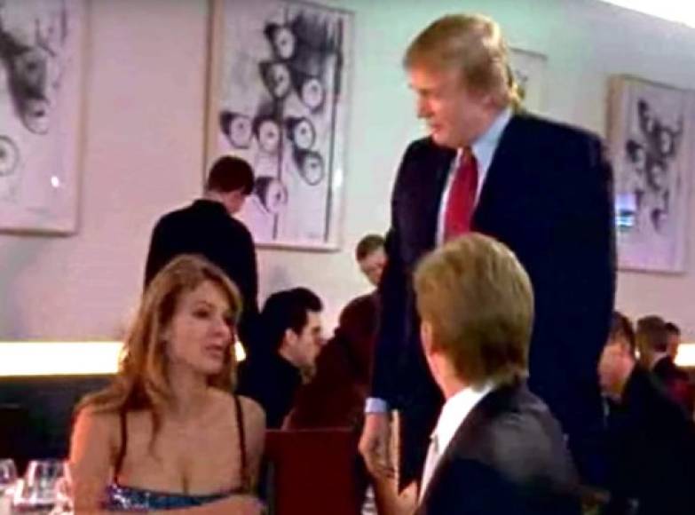 Trump interpreta al dueño de un restaurante que saluda a Elizabeth Hurley e incomoda a Denis Leary en un episodio del programa 'The Job' (El trabajo), de 2001.