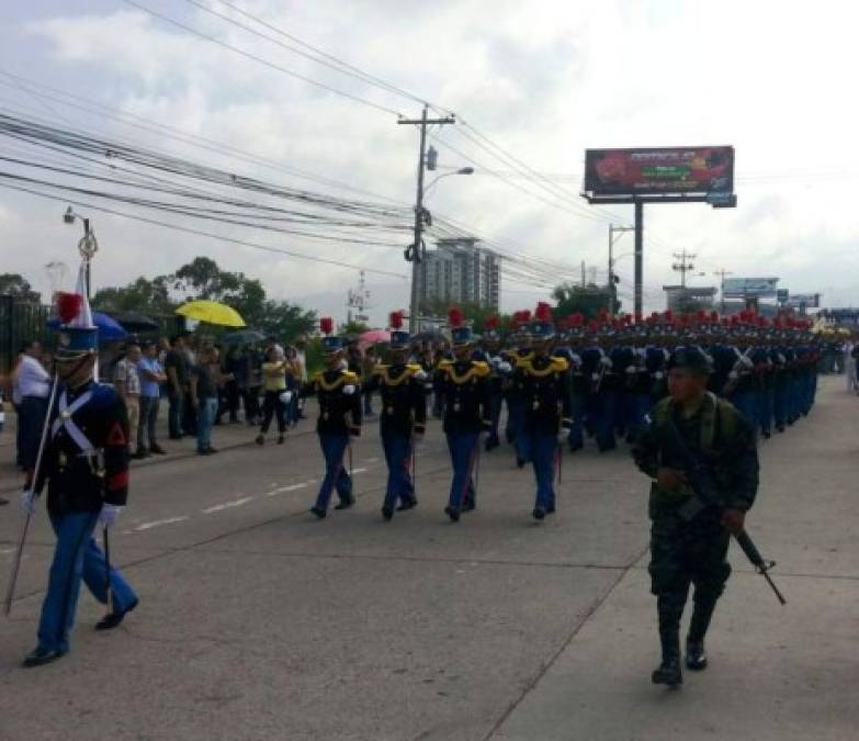 El desfile inició temprano esta mañana en el bulevar Suyapa de la capital.