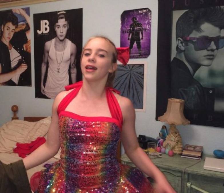 Hace unos meses miles de usarios quedaron impactados al enterarse que Eilish era fan de Justin Bieber. En esta foto se le ve su cuarto lleno de póster del cantante.