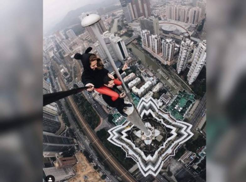 Angela Nikolau, una joven rusa, y su novio Ivan arriesgan su vida para obtener las selfies más asombrosas de Internet. <br/><br/>Estos jóvenes viajan por el mundo en busca de los edificios más altos y los escalan sin protección alguna.