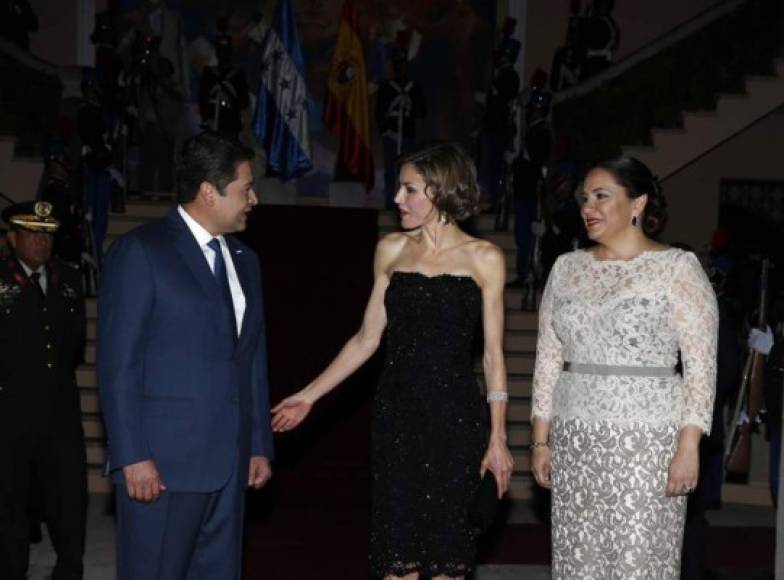 La reina Letizia fue recibida por la pareja presidencial de Honduras en su visita al país en 2015.