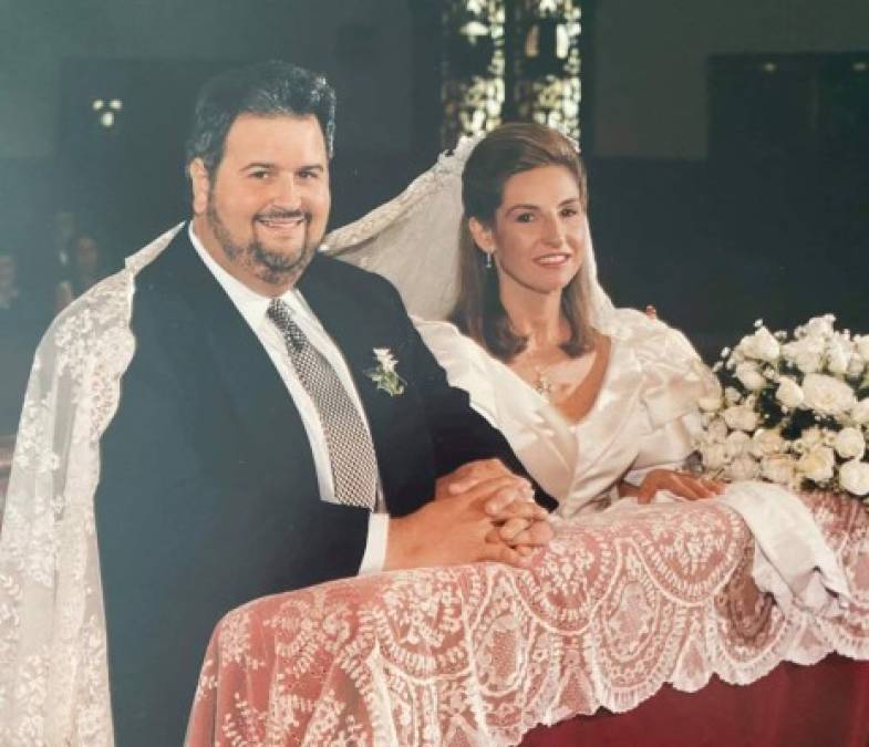 “Hoy cumplo 26 años de casado con el amor de mi vida Mily y estas son las fotos de nuestra boda en la Iglesia Little Flower de Coral Gables y la fiesta en el Hotel Biltmore”, escribió De Molina en la publicación.<br/>