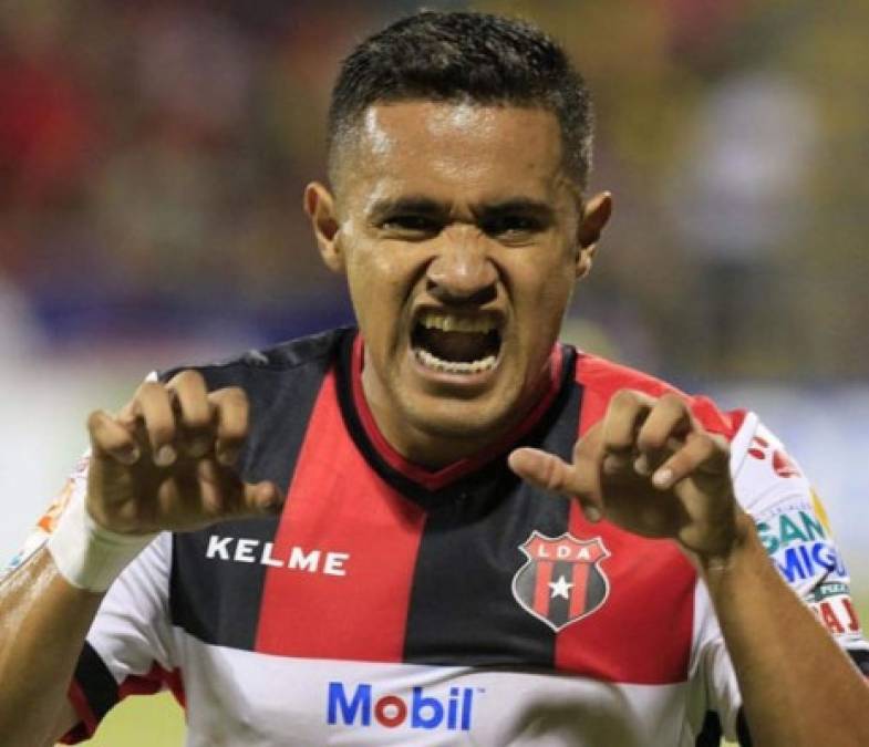 Roger Rojas: El delantero hondureño podría dejar al Alajuelense de Costa Rica y volver a Arabia Saudita, ya que algunos de ese país se han interesado en sus servicios. 'Es una oferta no formal, sino una oferta que no se ha presentado y nosotros vamos a dar tiempo hasta el miércoles para que se presente oficialmente', dijeron en el club tico .