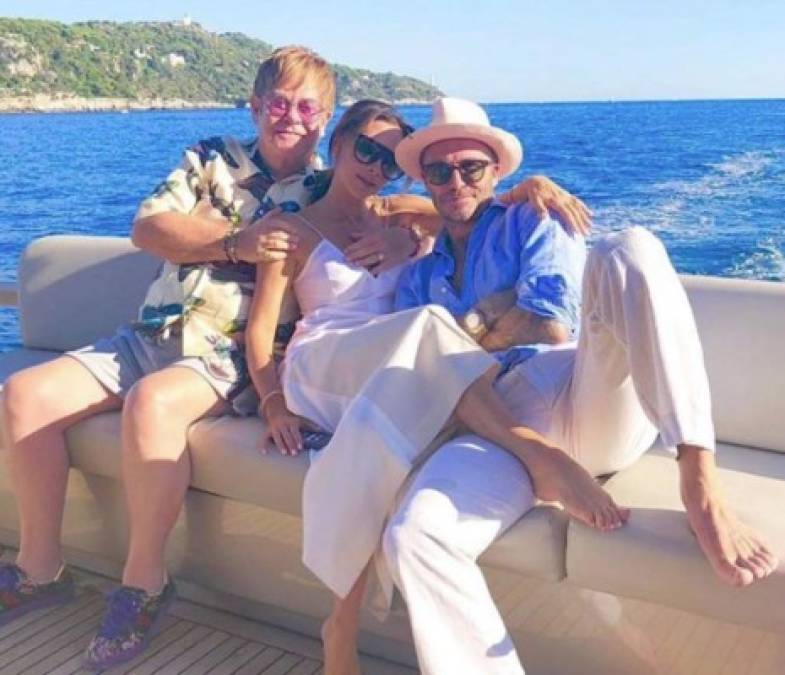 Los Beckham disfrutan de fiestas en yate junto a sus amistades del mundo de la farándula, incluyendo el cantante británico Elthon John, un amigo muy cercano de la mediática pareja, o el salsero puertorriqueño, Marc Anthony.