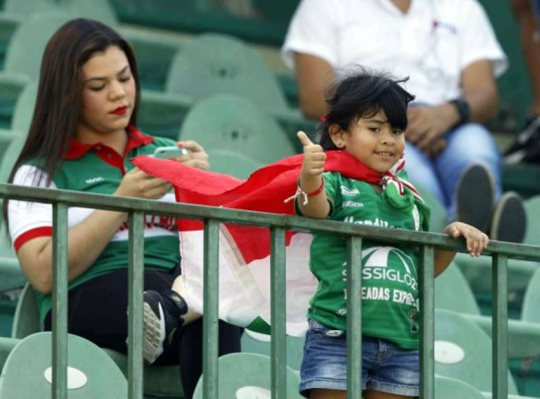 Esta pequeña aficionada del Marathón, feliz apoyando a su equipo.