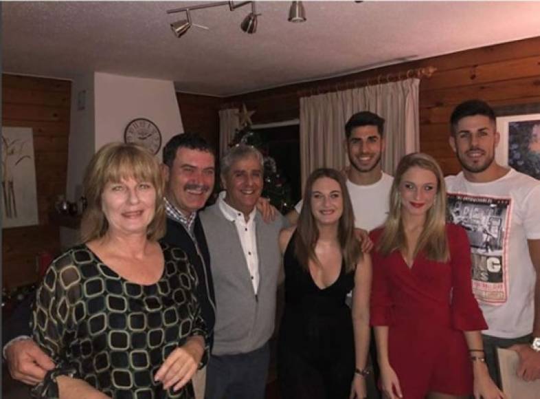 Marco Asensio junto a toda su familia en Navidad.