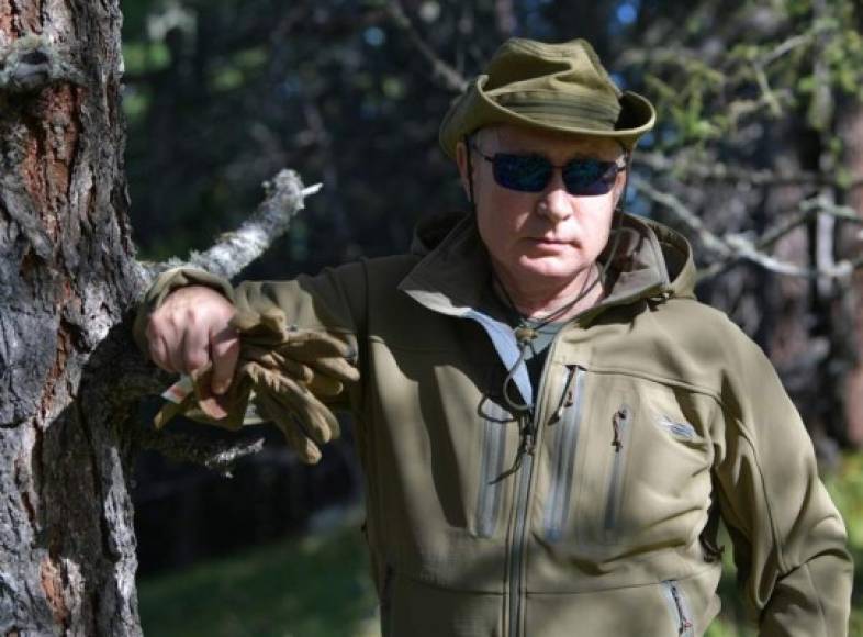 El presidente ruso, Vladímir Putin, realizó una sesión de fotos para celebrar hoy su 67 cumpleaños en los bosques de Siberia, su lugar preferido de descanso en los últimos años.<br/>
