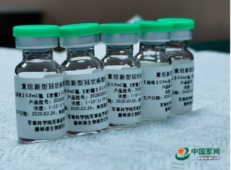 Apenas un día después del inicio de ensayos en EEUU, el Ministerio de Defensa de China anunció haber desarrollado 'con éxito' una vacuna contra el coronavirus SARS-CoV-2 y autorizó las pruebas en humanos, aunque no precisó cuándo comenzarían tales ensayos.