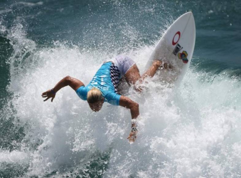 SURF. Conquistando las olas. El estadounidense Sage Erickson navega en ruta a ganar la primera ronda del US Open de surf en Huntington Beach, California. Foto: AFP/Mark Ralston