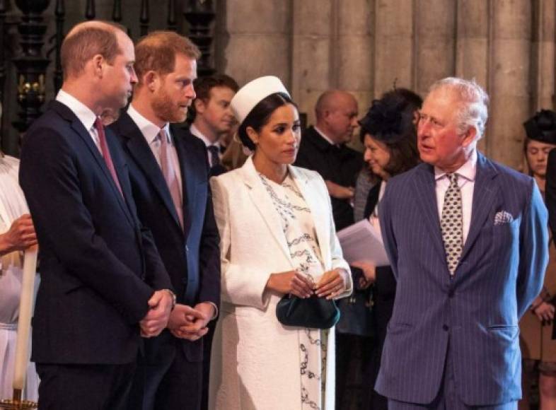 5. 'Realmente decepcionado de mi papá': El príncipe Harry habló de la relación con su padre. Dijo que se sintió 'realmente decepcionado' por la actitud del príncipe Carlos durante toda la situación, pero que ahora se hablaban.