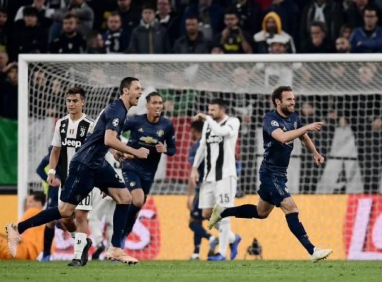 El español Juan Mata festejó su golazo de tiro libre ante la Juventus.