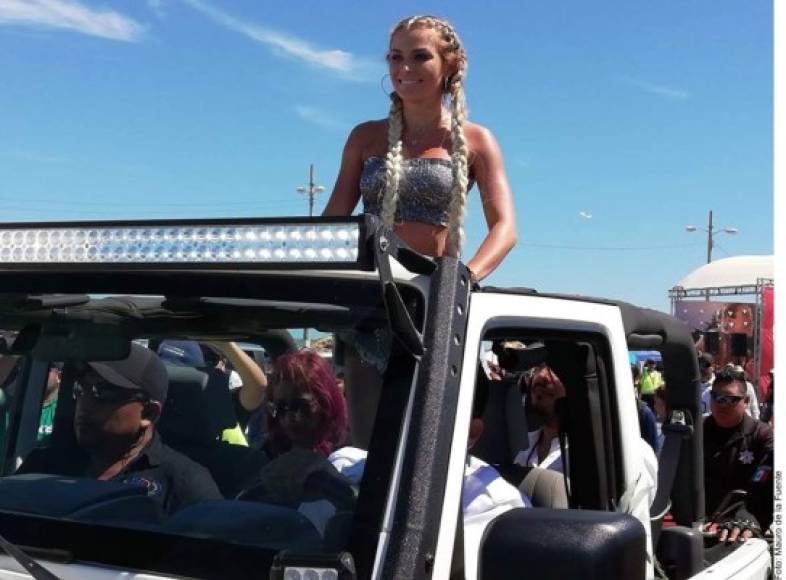 La famosa participó en un desfile de carros alegóricos y vehículos descapotables por la orilla de la playa antes de la coronación.