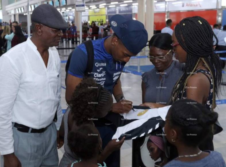 Momento en que Bryan Róchez le firmaba la camiseta a su hermana.