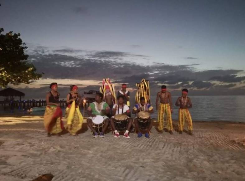 Michel Brown se mostró fascinado por la cultura Garifuna.<br/><br/>'Los garífuna son un grupo étnico descendiente de africanos y aborígenes caribes y arahuacos originario de varias regiones de Centroamérica y el Caribe....... alegres,llenos de buen rollo y buena música !!' escribió el actor junto a una foto de un grupo de bailarines y músicos de la isla.<br/>