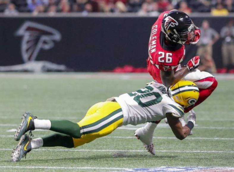 Gran tacleada. Kevin King, esquinero de Green Bay Packers, derriba a Tevin Coleman, de Los Halcones de Atlanta.