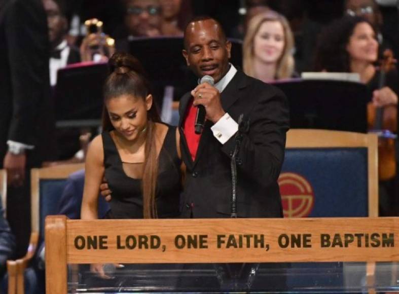 El episodio desató polémica en las redes sociales, especialmente en Twitter, donde la etiqueta #RespectAriana fue tendencia durante horas.<br/><br/>'Lamento muchísimo por lo que has tenido que pasar @ArianaGrande, ese manoseo era más que descarado y todos podíamos ver y sentir tu incomodidad', escribió la presentadora de televisión Claudia Jordan.