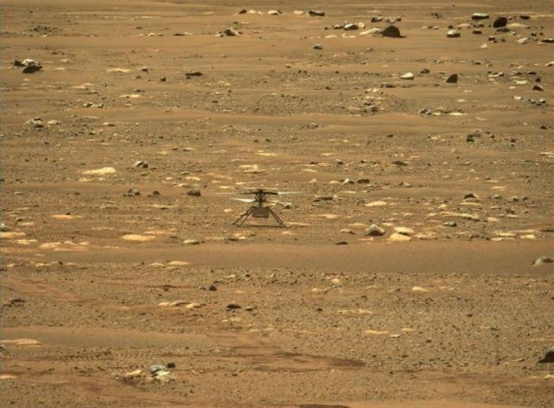 A las 07H34 GMT, el vehículo de 1,8 kg se elevó tres metros sobre la superficie marciana y aterrizó tras 39,1 segundos.