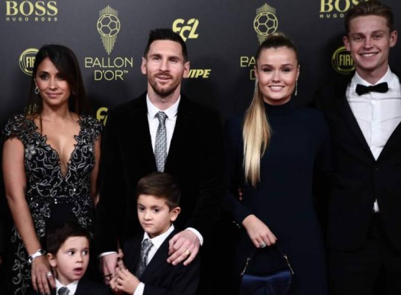 La familia Messi, junto a Frenkie De Jong y su novia Mikky Kiemeney.