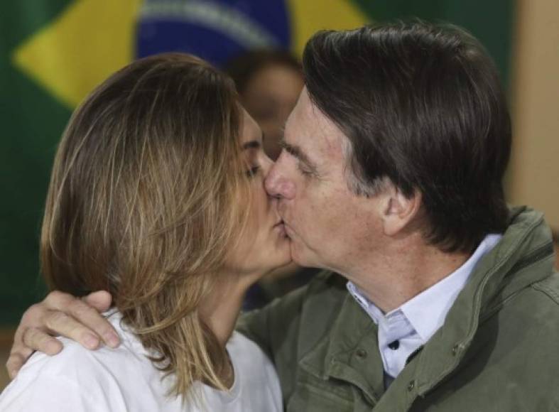 La asesora política de 38 años de edad se ha dejado ver muy poco durante la campaña electoral, especialmente después del atentado que sufrió Bolsonaro y por el que estuvo hospitalizado más de un mes.