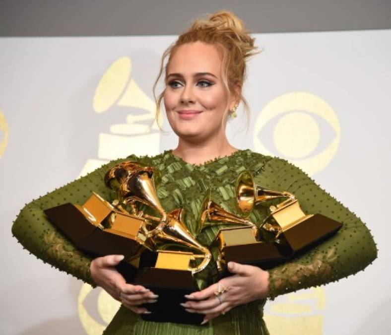 Adele, la cantante británica de 28 años, arrasó en los Grammy con cinco premios, en una ceremonia que fue un homenaje al fallecido músico David Bowie.