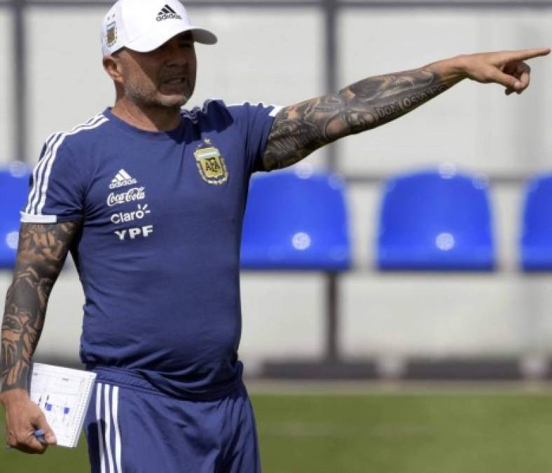 En las últimas horas medios argentinos revelaron que los jugadores de Argentina pidieron que Jorge Sampaoli no se sienta en el banquillo ante Nigeria. Al final la petición no se pudo hacer pero han señalado que la plantilla sería la que ha decidirá la formación para el crucial encuentro ante los nigerianos de este martes .