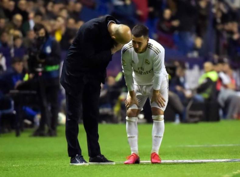 Zinedine Zidane habla con Eden Hazard. El belga fue sustituido por lesión.