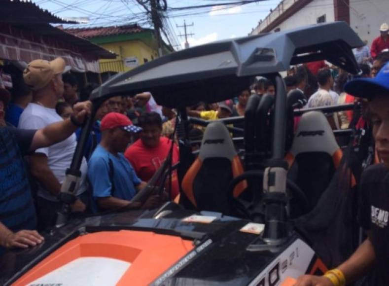 Al menos ocho personas que presenciaban el desfile hípico que se realizó como parte de las actividades de la Feria Agostina, fueron atropelladas por una joven que supuestamente se encontraba en estado de ebriedad.