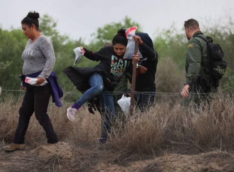 Los migrantes revelaron a los agentes que cada brazalete tiene un precio diferente. Y sus precios varían desde los 100 hasta los 500 dólares, dependiendo de su color. 'Pague $500 por esta pulsera morada. Nos dijeron que es para que no estemos en peligro, ni nosotros ni el coyote', dijo uno de los migrantes.