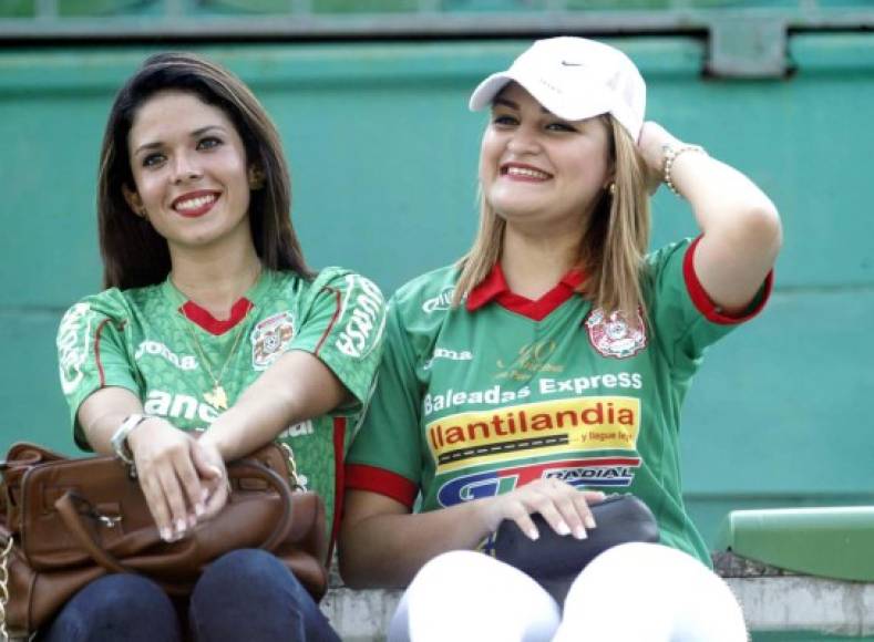 Estas guapas aficionadas del Marathón en las gradas del Yankel Rosenthal.