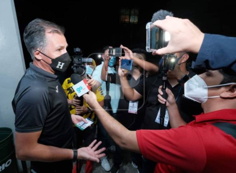 Para José Ernesto Mejía reconocer el terreno era importante porque hay diez futbolistas que están debutando en la eliminatoria y 'hubiese sido bueno que reconocieran el estadio, mañana es el partido, la persona encargada se fue y no había nadie que pudiera hacerlo entonces optamos porque la selección se fuera a descansar', dijo.