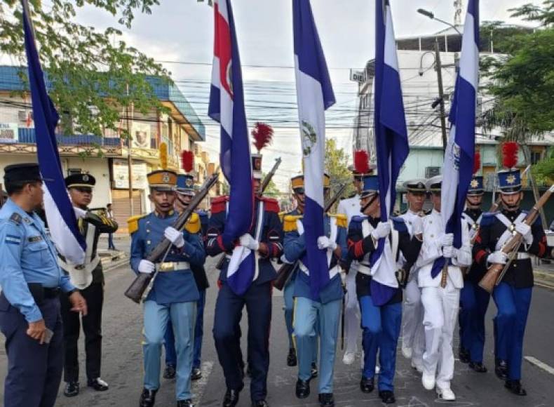 Grupo de abanderados que forman parte del desfile en San Pedro Sula.