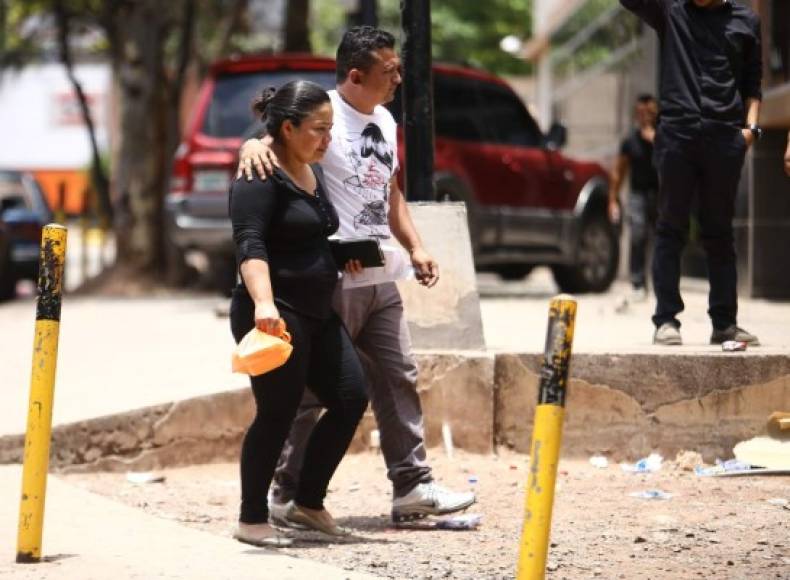 El crimen fue cometido por al menos seis hombres encapuchados, quienes se conducían en una camioneta negra de la cual se bajaron y entraron a la casa donde departían varios vecinos y abrieron fuego contra ellos.