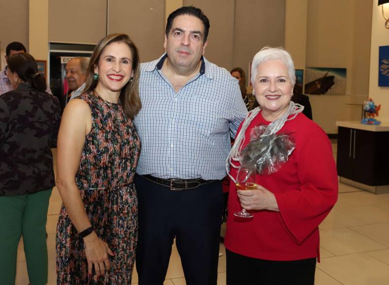 Ana Handal con Alejandro Abufele y Margarita Rodríguez. 