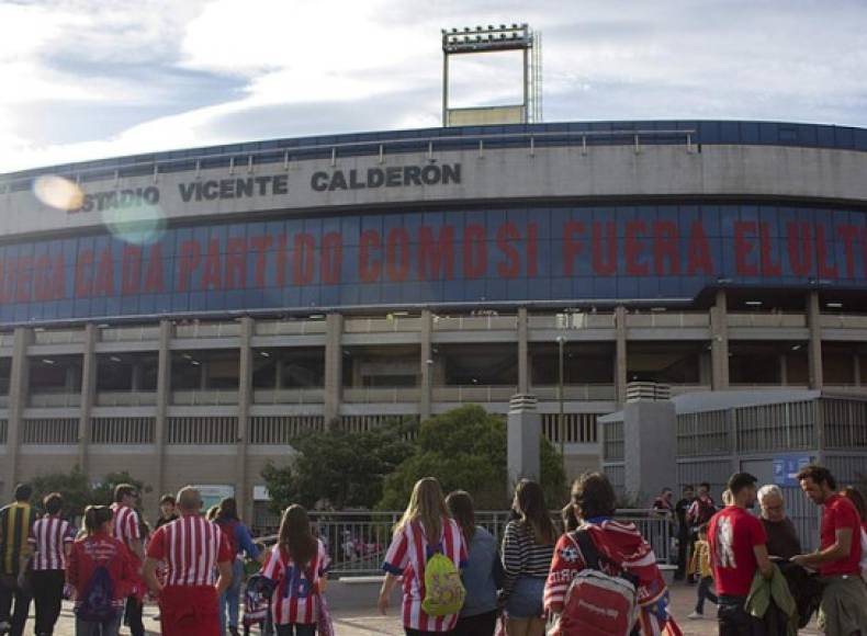 El estadio Vicente Calderón tenía un aforo de 54 907 localidades y ha comenzado la demolición del recinto deportivo.