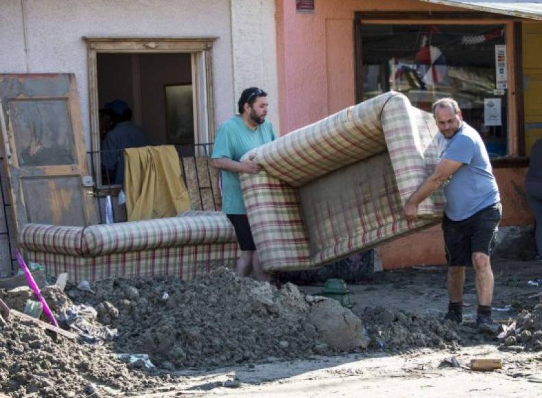 Los pobladores limpian sus hogares tras el desastre causado por las olas del tsunami.