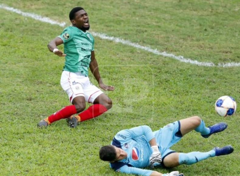 Marlon Ramírez se quejó de una falta y cayó así al suelo tras la acción con Rougier.