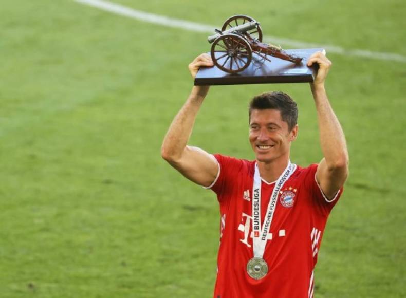 1. Robert Lewandowski (Bayern Múnich) - Y el delantero polaco del campeón de la Bundesliga parece inalcanzable en el primer lugar de la clasificación de la Bota de Oro 2019-20. Lewa marcó 34 goles en esta temporada en el campeonato alemán y acumula 68 puntos.