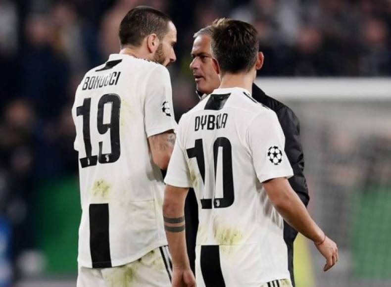 A los jugadores de la Juventus no le gustó el gesto provocador de Mourinho e inclusive Bonucci le fue a reclamar personalmente. El central estuvo a punto de agredirlo.