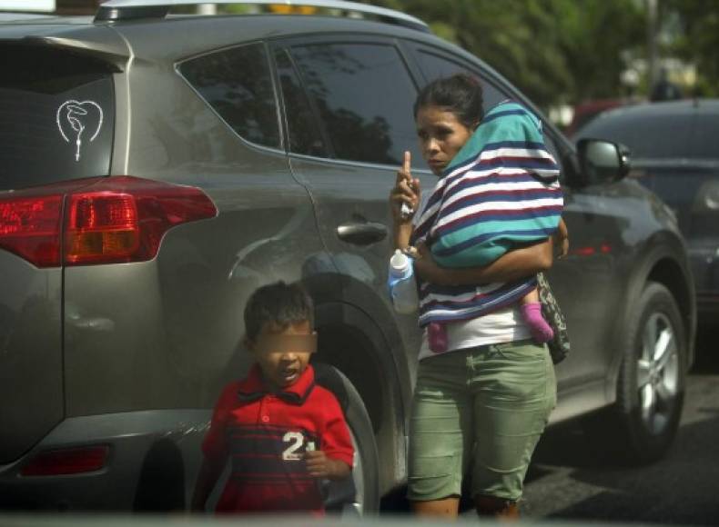 El número de madres cargando a sus hijos y pidiendo dinero, con ellos en brazos, parece ir en aumento; en los semáforos de San Pedro Sula son observan a diario.