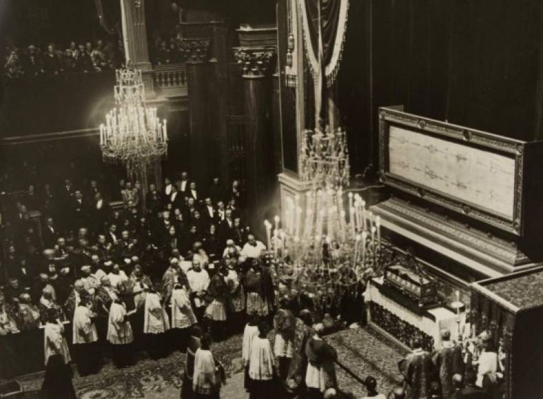 El manto lleva la imagen detallada del frente y la espalda de un hombre que fue crucificado de manera idéntica a Jesús de Nazaret según describen las Escrituras.