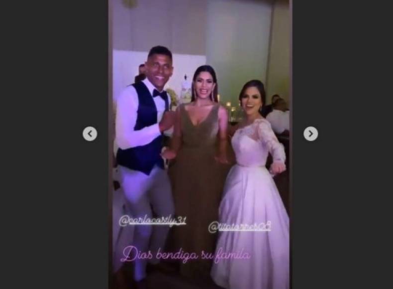 La feliz pareja junto a la presentadora hondureña Loren Mercadal.